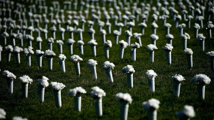 Vas Bunga Tandai Puluhan Ribu Orang AS Tewas Akibat Kekerasan Senjata Vases containing flowers line the National Mall near the Washington Monument in Washington, DC, on June 5, 2022. - Each vase in the memorial, set up by the Gabby Giffords Foundation, represents one of the 45,222 Americans who died from gun violence in 2020. (Photo by Stefani Reynolds / AFP) (Photo by STEFANI REYNOLDS/AFP via Getty Images)