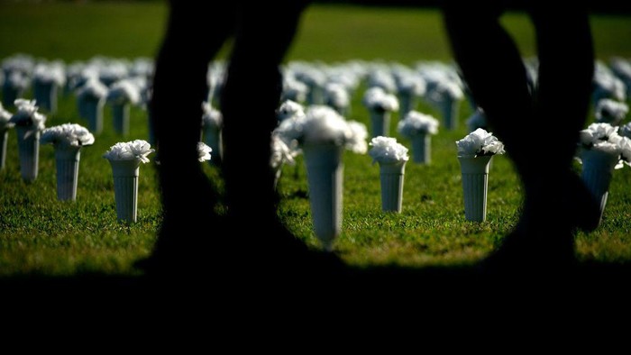 Vas Bunga Tandai Puluhan Ribu Orang AS Tewas Akibat Kekerasan Senjata Vases containing flowers line the National Mall near the Washington Monument in Washington, DC, on June 5, 2022. - Each vase in the memorial, set up by the Gabby Giffords Foundation, represents one of the 45,222 Americans who died from gun violence in 2020. (Photo by Stefani Reynolds / AFP) (Photo by STEFANI REYNOLDS/AFP via Getty Images)