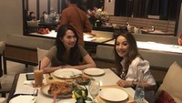 Menikmati makan malam berdua dengan rekan sinetronnya, Irene Librawati. Verlita tampak memesan seekor hidangan ayam utuh. Nyamm nyamm!