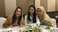 Reuni pemain sinetron Cinta Fitri! Begini pose seru Verlita saat makan bersama Shireen Sungkar dalam satu meja.