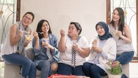 Kalau ini momen kompak Verlita bersama beberapa rekan artisnya yang tergabung dalam kelompok arisan bersama. Mereka tengah menikmati asinan buah premium.  