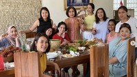 Bertemu dengan teman-teman arisannya, Verlita adakan acara liwetan. Dirinya tampak bahagia memegang sepapan petai yang sudah pasti bikin rasa nasi liwet ngeunah pisan!