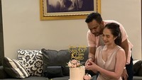 Selain mengurus rumah tangga, Verlita juga disibukkan dengan bisnis restoran di Surabaya. Ia tampak selalu didukung suaminya dalam beragam kegiatan.