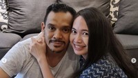 Begini senyum manis Verlita saat mendapat kejutan kue ulang tahun di usianya yang ke-38. Ia dikelilingi orang-orang terkasih, mulai dari suami hingga anak-anaknya.