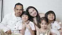 Menikah dengan Ivan Saba, Verlita dikaruniai 3 anak. Mereka tampak kompak dalam foto tahun baru bernuansa putih dan cokelat ini.