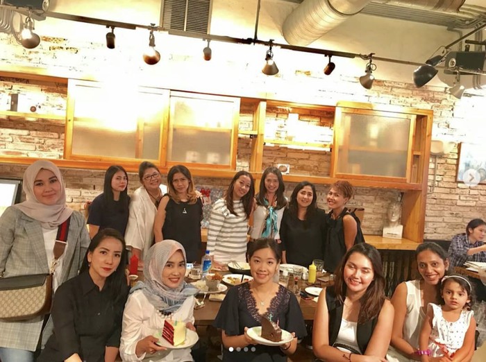 Verlita Evelyn Asyik Ngeliwet hingga Makan Asinan Buah Bareng Teman Verlita Evelyn Asyik Ngeliwet hingga Makan Asinan Buah Bareng Teman