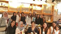 Tak ada yang lebih membahagiakan dari kumpul merayakan ulang tahun teman terdekat. Hal ini juga dilakukan Verlita ketika memperingati ulang tahun 2 temannya sekaligus.