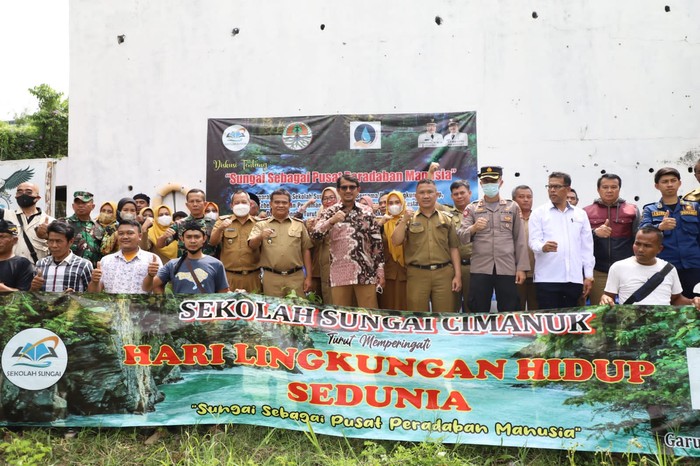 Wakil Bupati Garut Helmi Budiman hadir dalam acara peringatan Hari Lingkungan Hidup yang digelar Sekolah Sungai Cimanuk di Kecamatan Tarogong Kidul, Kabupaten Garut.