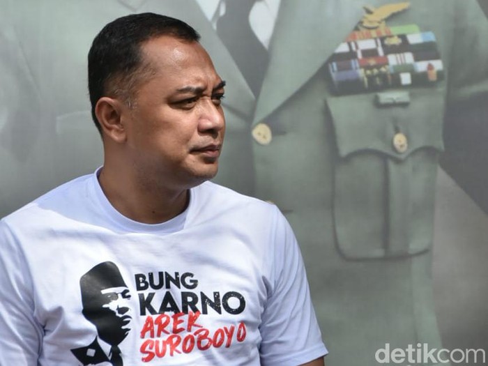 Wali Kota Surabaya bersama sejumlah toko di Surabaya
