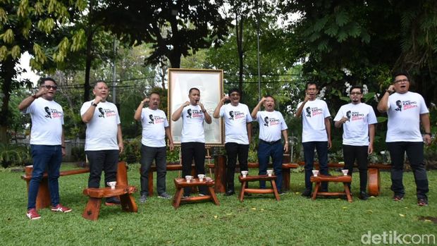 Wali Kota Surabaya bersama sejumlah toko di Surabaya
