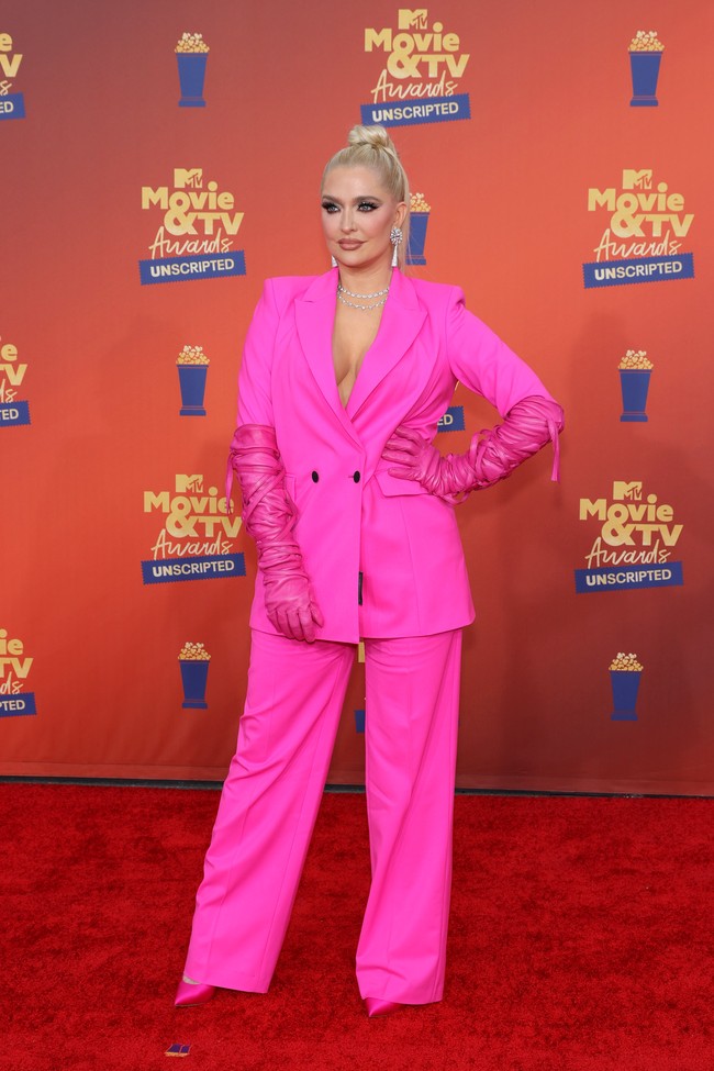 Niat penyanyi sekaligus bintang reality show Erika Jayne untuk mengikuti tren fashion hot-pink dan baju oversized gagal lantaran setelan yang tampak kebesaran. (Foto: Getty Images for MTV/Rich Polk)