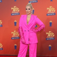 Niat penyanyi sekaligus bintang reality show Erika Jayne untuk mengikuti tren fashion hot-pink dan baju oversized gagal lantaran setelan yang tampak kebesaran. (Foto: Getty Images for MTV/Rich Polk)