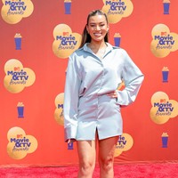 Sulit untuk mengapresiasi penampilan Montana Brown ini. Ia terlihat seperti terburu-buru datang ke ajang MTV Movie & TV Awards 2022 sampai lupa memakai celana. (Foto: Getty Images/Amy Sussman)