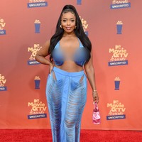 Detail fringe yang mendominasi bawahan Chasity Saunders ini membuatnya seperti gorden berjalan di karpet merah. Gaya busananya makin jauh dari kesan stylish dengan kekontrasan warna baju dan tas. (Foto: Gregg DeGuire/FilmMagic)