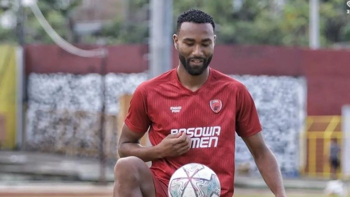 Bek PSM Yuran Lopes saat uji coba lapangan di Stadion Gelora BJ Habibie Parepare
