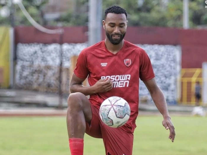 Bek PSM Yuran Lopes saat uji coba lapangan di Stadion Gelora BJ Habibie Parepare