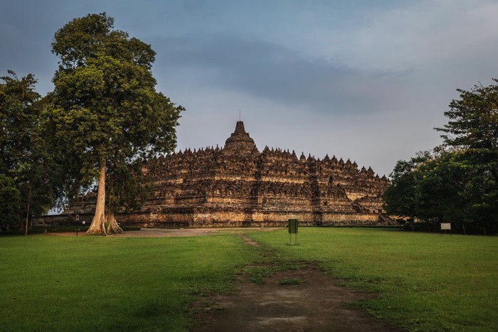 Candi Borobudur terletak di Kota Magelang, Desa Borobudur, Kecamatan Borobudur, Jawa Tengah. Candi Borobudur adalah tujuan wisata dan tempat ibadah umat Buddha.