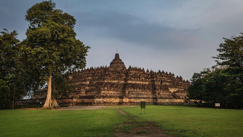 1212109819Candi Borobudur Terletak di Kota Magelang, Ini 4 Serba-serbinya Candi Borobudur terletak di Kota Magelang, Desa Borobudur, Kecamatan Borobudur, Jawa Tengah. Candi Borobudur adalah tujuan wisata dan tempat ibadah umat Buddha.