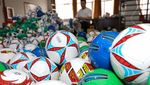 Pabrik Pembuatan Bola Sepak di China Kembali Bergeliat