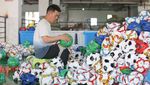 Pabrik Pembuatan Bola Sepak di China Kembali Bergeliat