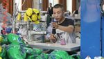 Pabrik Pembuatan Bola Sepak di China Kembali Bergeliat