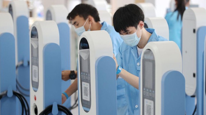 1401372903 DEQING, CHINA - JUNE 06: An employee works on the assembly line of electric charging units for new energy vehicles at a factory on June 6, 2022 in Deqing County, Huzhou City, Zhejiang Province of China. (Photo by Xie Shangguo/VCG via Getty Images)