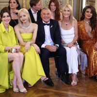 Sebelumnya, Anne Hathaway dan Lisa BLACKPINK viral di media sosial karena interaksi mereka saat duduk di front row fashion show Bvglari. Keduanya tampak asyik mengobrol sambil sesekali tertawa. Foto: Getty Images for Bulgari/Daniele Venturelli