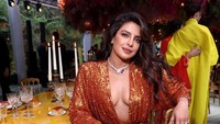 Dengan rambut yang mengembang dan ditata ke samping, aura keseksian Priyanka Chopra semakin terasa. (Foto: Getty Images for Bulgari/Daniele Venturelli)
