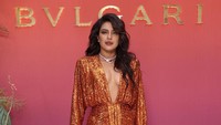 Priyanka Chopra hadir mengenakan gaun terusan berwarna perunggu berkilau. (Foto: Getty Images for Bulgari/Daniele Venturelli)