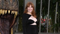 Di film ketiga ini, Bryce Dallas Howard tak lagi lari-larian dengan sepatu hak tinggi seperti di film sebelumnya. (Foto: FilmMagic/Steve Granitz)