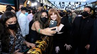Bryce Dallas Howard terlihat menyapa dan berfoto dengan penggemar yang hadir dalam acara premiere Jurassic World Dominion di Los Angeles. (Foto: Getty Images/Kevin Winter)