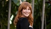 Menghadiri premiere Jurassic World Dominion di Los Angeles, Bryce Dallas Howard mengenakan gaun hitam yang simpel. (Foto: WireImage/Emma McIntyre)