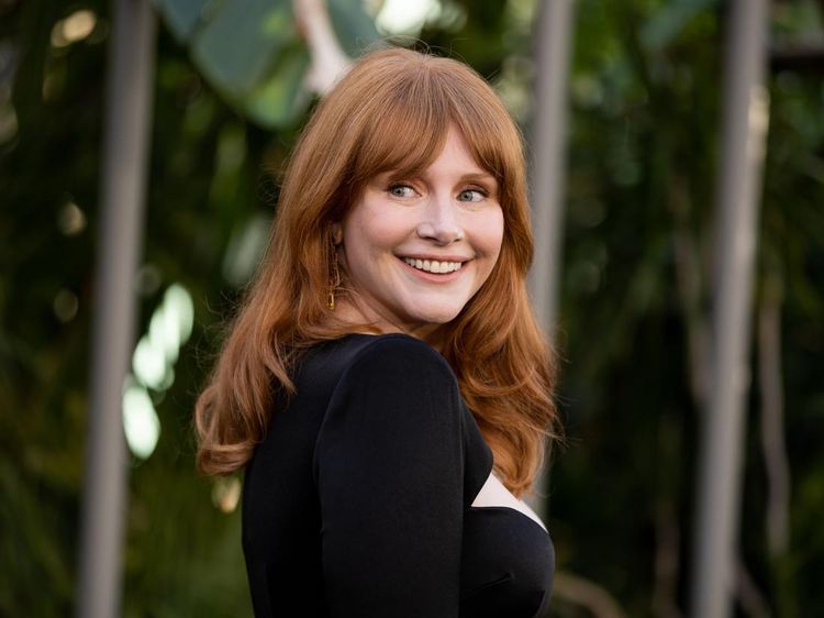 Bryce Dallas Howard Tampil Anggun di Premiere Jurassic World Dominion