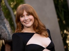 Bryce Dallas Howard-Scarlett Johansson Kompak Jadi Keluarga Cakar Jurassic