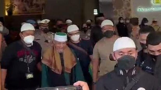 Abdul Qadir Baraja (baju hijau-serban cokelat). Ist