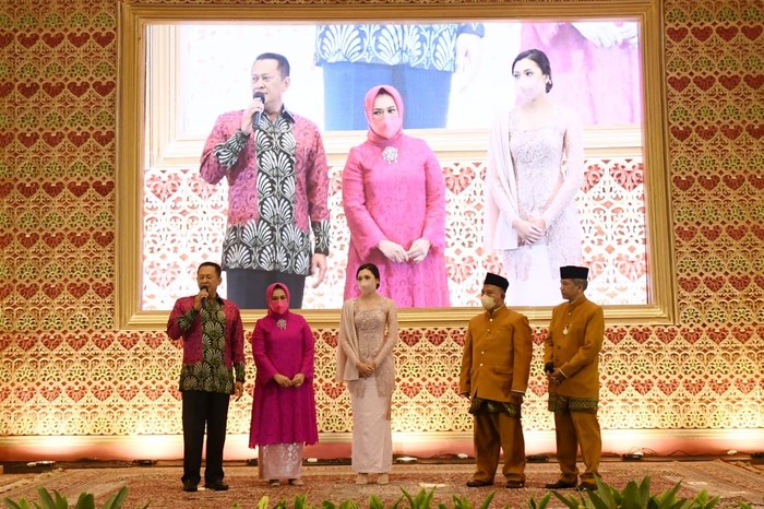 Acara wisuda putri Bamsoet, Beliza Shintya Putri, Angkatan ke-20 Angkatan Navananta, SMA Labschool Kebayoran Jakarta.