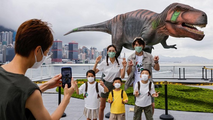 Ada di Hong Kong, Robot T-Rex Raksasa Ini Tingginya 4,6 Meter Robot Tyrannosaurus rex (T-Rex) curi perhatian pengunjung di Pelabuhan Victoria, Hong Kong. Robot raksasa ini curi atensi karena tingginya capai 4,6 meter. Wow!
