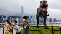 Kehadiran robot T-Rex raksasa ini mencuri perhatian pengunjung. Tak hanya orang dewasa, sejumlah anak juga antusias berfoto dengan robot tersebut.