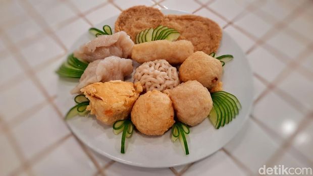 Penikmat makanan pempek tentu tahu jenis ikan tenggiri dan gabus yang biasa digunakan sebagai bahan baku. Nah, lebih enak mana pempek ikan tenggiri atau gabus?