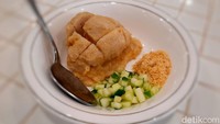 Menurutnya, penggunaan ikan tenggiri murni lebih kenyal. Berbeda dengan ikan gabus yang lebih empuk saat diolah jadi pempek. Untuk menyempurnakan rasa dan tekstur, bahan baku ikan tenggiri biasa dicampur dengan gabus. Dengan perpaduan yang pas, kualitas, tekstur dan rasa bisa lebih nikmat.