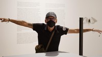 Selama lebih dari 30 tahun, Agus Suwage telah menciptakan sejumlah rangkaian karya yang mencakup lukisan, instalasi, patung, dan gambar.  Foto: Courtesy of Museum MACAN