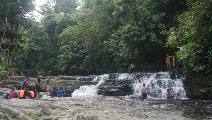 Air Terjun Muara Karing dan Fosil Ratusan JutaTahun
