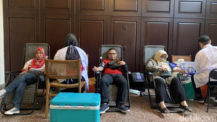 Aksi donor darah komunitas Be94ul dan PMI Bandung di Gas Inn Hotel.