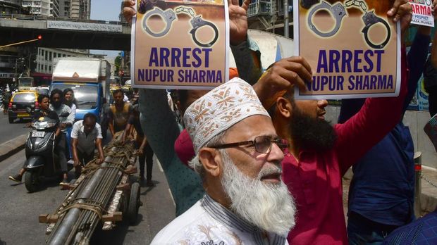 Aktivis Muslim meneriakkan slogan-slogan sebagai reaksi atas pernyataan pemimpin dan juru bicara BJP yang ditangguhkan Nupur Sharma tentang Nabi Muhammad selama protes di Bhendi Bazar. (Hindustan Times via Getty Images/Hindustan Times)