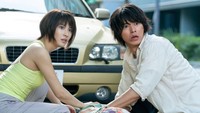 Di foto pertama, Arisu (Kento Yamazaki) dan Usagi (Tao Tsuchiya) tengah menolong sosok misterius. Foto: (dok. Netflix)