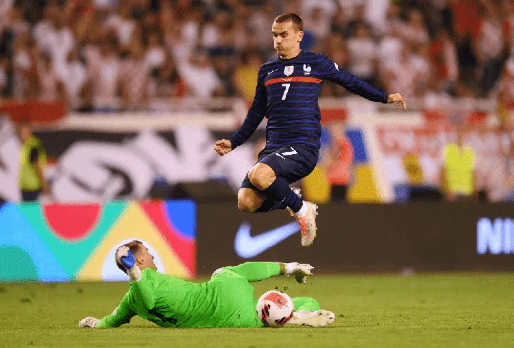 Momen Griezmann Giring Bola Lewati Kiper, Tendang... Tidak Gol!