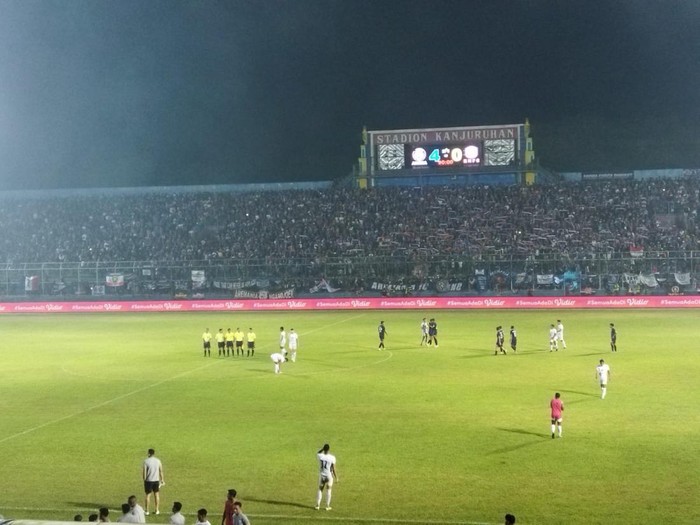 Arema FC melakoni laga uji coba melawan RANS Nusantara FC. Dalam laga yang digelar di Stadion Kanjuruhan pada Selasa (7/6/2022) pukul 20.00 WIB, Arema menang 4-0.