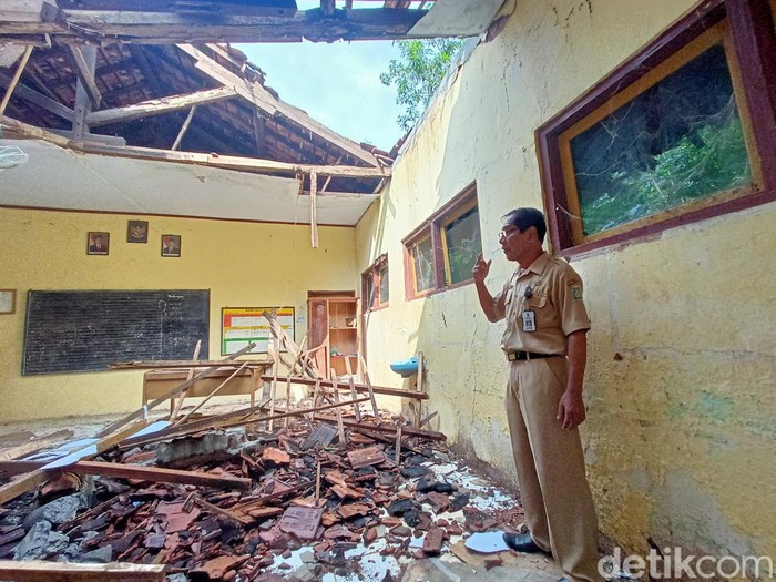Atap SD Negeri di Ponorogo ambrol