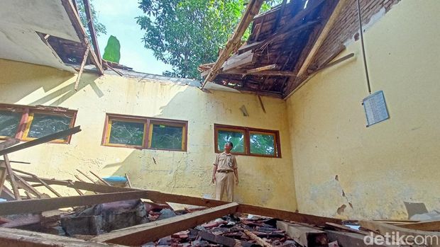 Atap SD Negeri di Ponorogo ambrol