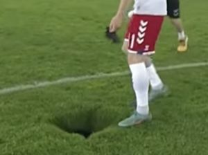 Muncul Lubang Misterius di Lapangan Laga Austria Vs Denmark!